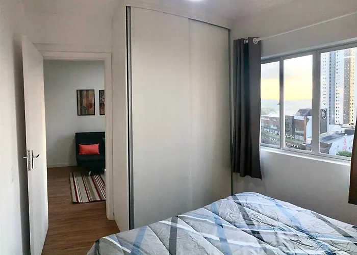 707- Encantador, amplo e decorado, quarto, sala, cozinha, mobiliario moderno, cozinha completa com utensílios, Excelente vista da cidade e localização privelegiada no bairro Bigorrilho